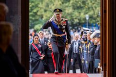 Kong Haakon VIII ved ankomst til edsavleggelsen på Stortinget.