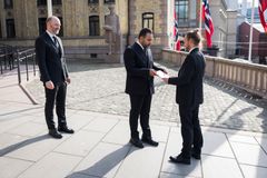 Kronprinsessens ed ble overlevert Stortingets president, Masud Gharahkhani, av hoffsjef Olav Heian-Engdal. Stortingets direktør Kyrre Grimstad til venstre.