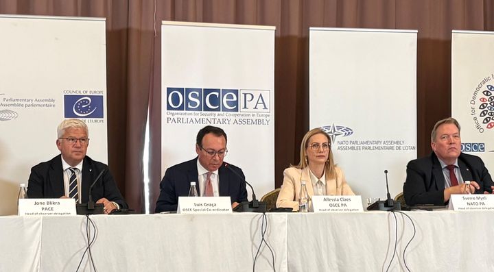 Jone Blikra (A, Telemark) (t.v.) og Sverre Myrli (A, Akershus) (t.h.), er tilfredse med gjennomføringen av valget i Bosnia Herzegovina. De har ledet hver sin delegasjon av valgobservatører fra henholdsvis PACE og NATO PA. Foto: Stortinget
