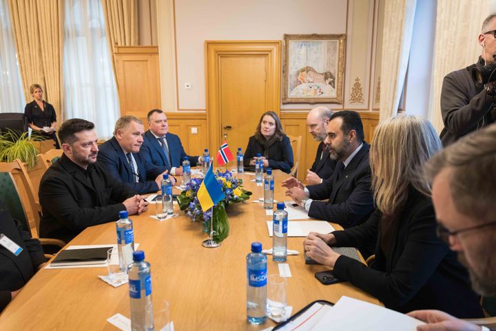 Ukrainas president Volodymyr Zelenskyj i møte med stortingspresident Masud Gharahkhani.