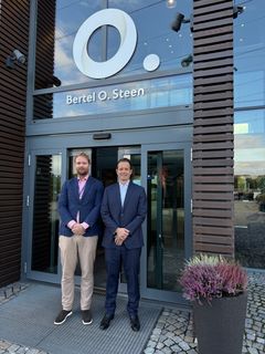 Fredrik Horvli Buck (til venstre) og Preben O. Steen er nye representanter i styret til bilvirksomheten hos Bertel O. Steen.