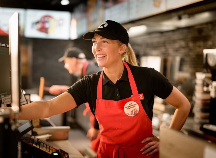 GODHETSUKE: I hele uke 5 er det Kindness Week på stasjonene til Circle K. På bildet Celine Stadtler ved Circle K Økern.