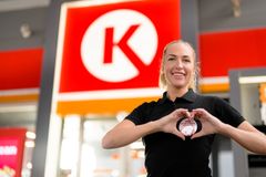 GODHETSUKE: I hele uke 5 er det Kindness Week på stasjonene til Circle K. På bildet Celine Stadtler ved Circle K Økern.