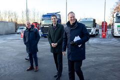 Klima og miljøminister, Eriksen og Samferdselsminister Nygård møtes av Globalt Ansvarlig for Circle K sin ladevirksomhet under åpningen av første Enova støttede tungbilladere på Circle K E18 Sekkelsten