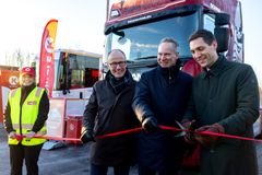 Første Enova støttede tungbillader åpnes på Circle K E18 Sekkelsten av Klima og Miljøminister Andreas Bjelland Eriksen, Samferdselseminister Jon-Ivar Nygård, Nils Kirsitan Nakstad, adm. dir Enova og Assisterende Butikksjef på Circle K E18 Sekkelsten, Tuva Mustorp