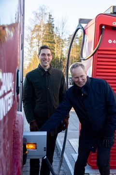 To fornøyde statsråder lader tungbil på Circle K E18 Sekkelsten