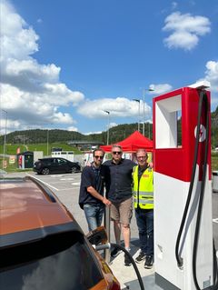 LADEVERTER. Johan Kraft-Johanssen i Circle K Norge lover at alle som vil kan få ladehjelp i sommer. Han flankeres av ladevertene Trond Hallan Paulshus og Rune Bergsvand fra Eventpartner.