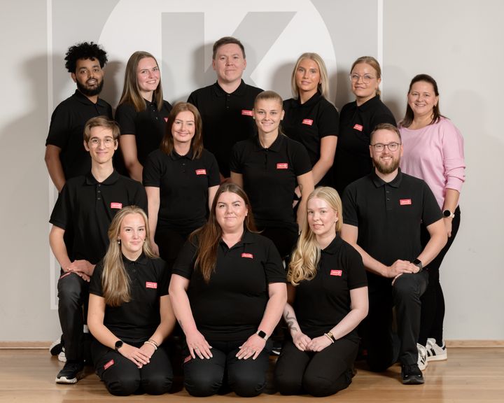NY TALENTKLASSE. Her er det nye talentkullet til Circle K: Bak, fra venstre: Awet Rezene Tewelde (Circle K Trysil), Kine Renate Bakken (Circle K E6 Vinstra), Gustav Oppervoll Wilhelmsen (Circle K Kvala), Filippa Johansson (Circle K Sem), Julie Hølvold (Circle K Hesseng) og opplæringsansvarlig Lene Foldvik. Midten, fra venstre: Marcel Stankiewicz (Circle K Økern), Nina Slette Hansen (Circle K Dombås), Sofie Dinga (Circle K E18 Horten) og Daniel Kirkerud (Circle K Vangsveien). Nede, fra venstre: Mina Lærum (Circle K Vik), Karola Irena Gamdzyk (Circle K Storebaug) og Irmelin Fossdal (Circle K Kjeller).