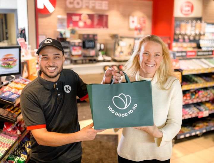REDDER MAT. Munawar Sultan Kiani, daglig leder ved Circle K Bjerke, og Mari Singstad, prosjektleder for Too Good To Go-samarbeidet i Circle K Norge, viser fram en forundringspose.