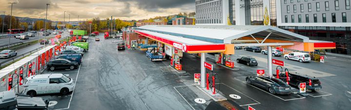 Circle K E6 Furuset har nå verdens største Circle K ladepark med 28 ladeplasser (300–400 kW) -  klare for alle som har behov for hurtiglading.