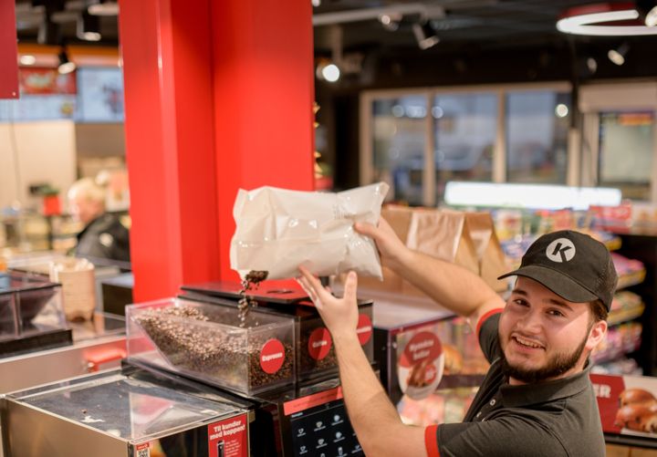 RETT I KVERNA. Avdyl Krasniqi, nestleder på Circle K Furuset, viser hvordan kaffekverna fungerer.