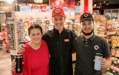 KAFFEAVTALE. Denne koppen trekker kaffetørste kunder til Circle Ks stasjoner over hele landet. På bildet Jeanette Amara, Kristian Bertelsen og Avdyl Krasniqi fra Circle K.