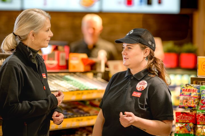 DE ALLER FLESTE ER ÅLREITE… Men noen få kunder skaper uhygge på stasjonen, konstaterer Nina Sandsbråten (t.v.) i Circle K. Her er hun i samtale med Justine Klindzina på Circle K Smestad.