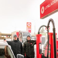 Forvarming av batteriet før lading sparer både tid og reduserer bekymringer, sier Nils Sødal i NAF og Anders Kleve Svela i Circle K.