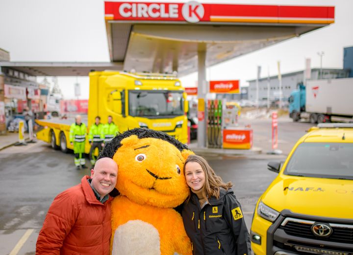 AKSJONSKLARE. NAF-maskoten Naffen poserer sammen med Kjetil Svenheim i Circle K og Ingunn Handagard i NAF.