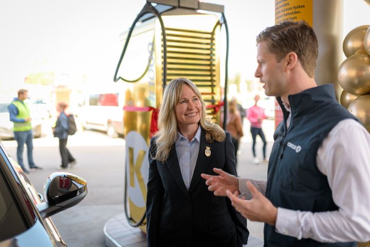 En historisk ladereise. Mandag 4. mai ble Circle K sin lader nr. 1000 høytidelig åpnet med Ordfører i Oslo, Anne Lindboe. Her sammen med Joachim Hartmann, leder for lading i Circle K Norge