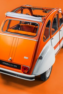 2 CV Spot, Citroëns første spesialutgave, hvorav 1.800 ble bygget med tofarget polstring og karosseri basert på et design av stylist Serge Gevin.