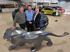 Daglig leder Lars Hoff hos Bertel O. Steen Trondheim sammen med direktør for varebil Roy Erik Johnsen (t.v) og direktør for Peugeot Norge, Rune Hensel (t.h).