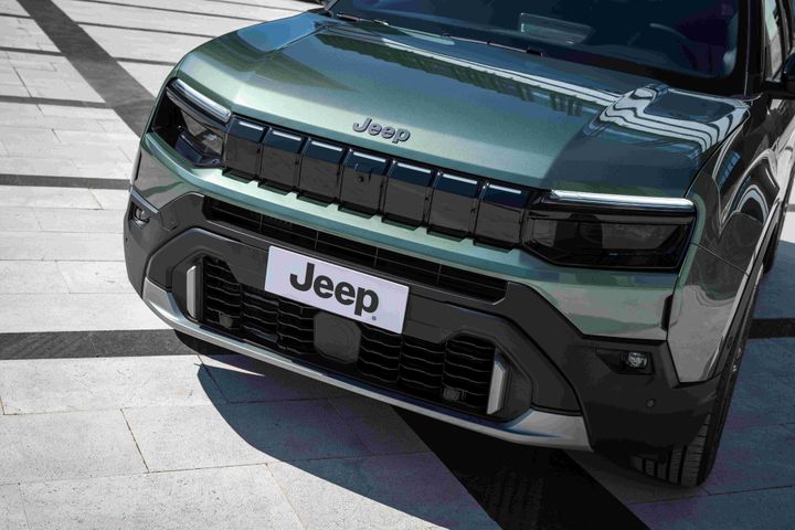 Oppdateringer med ny opplyst Jeepgrill med LED, ny frontfanger og Matrix LED