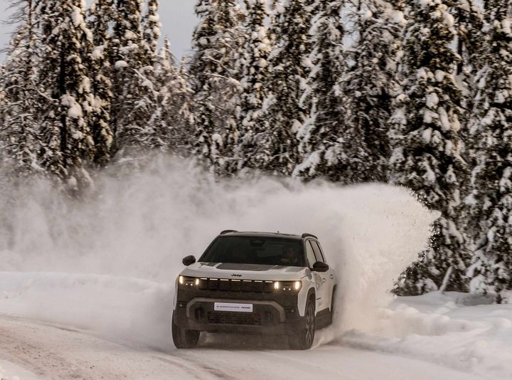 4x4, 605km rekkevidde, 375hk og 0-100kmt på 4,9 sek.