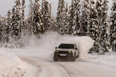 4x4, 605km rekkevidde, 375hk og 0-100kmt på 4,9 sek.