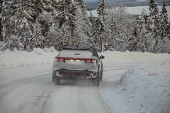 4x4, 605km rekkevidde, 375hk og 0-100kmt på 4,9 sek.