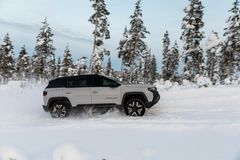 4x4, 605km rekkevidde, 375hk og 0-100kmt på 4,9 sek.