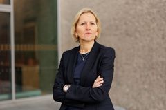 Vær på vakt: - Svindlerne tar ikke sommerferie, advarer adm. direktør Karen Kvalevåg i Revisorforeningen. Foto: Bow/Revisorforeningen.