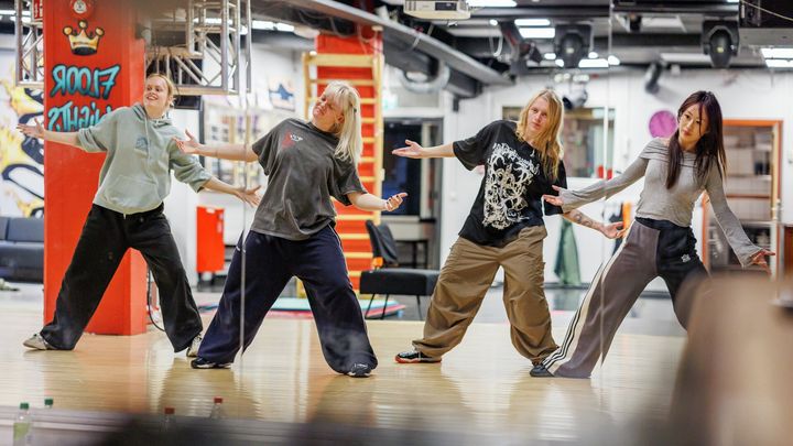 Fire jenter danser i et dansestudio