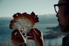 Leif Ove studerer rester av Tveitts noter på gården