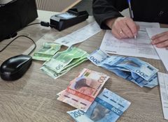Skatteetaten gjennomfører kassakontroll og teller her kassen hos en av de kontrollerte virksomhetene. Foto: Skatteetaten