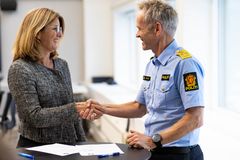 Skattedirektør Nina Schanke Funnemark og politidirektør Håkon Skulstad signerer den nye samarbeidsavtalen. Foto: Andreas Agasøster Vatnøy, Skatteetaten