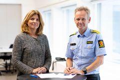 Skattedirektør Nina Schanke Funnemark og politidirektør Håkon Skulstad signerer den nye samarbeidsavtalen. Foto: Andreas Agasøster Vatnøy, Skatteetaten
