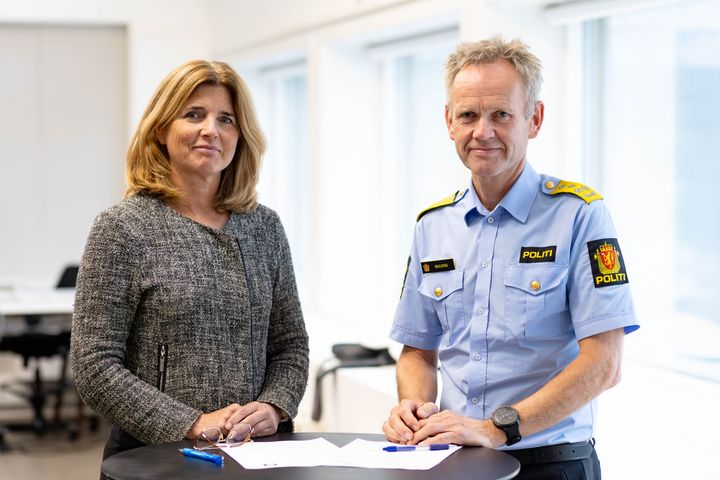 – Økonomisk kriminalitet påvirker enkeltmennesker, næringsliv og velferdsordningene, og undergraver tilliten vi har i samfunnet. En formalisert avtale om samarbeid mellom Skatteetaten og politiet er derfor et viktig tiltak i bekjempelsen av skatte- og avgiftskriminalitet, sier politidirektør Håkon Skulstad. Til venstre skattedirektør Nina Schanke Funnemark.