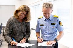 Skattedirektør Nina Schanke Funnemark og politidirektør Håkon Skulstad signerer den nye samarbeidsavtalen. Foto: Andreas Agasøster Vatnøy, Skatteetaten