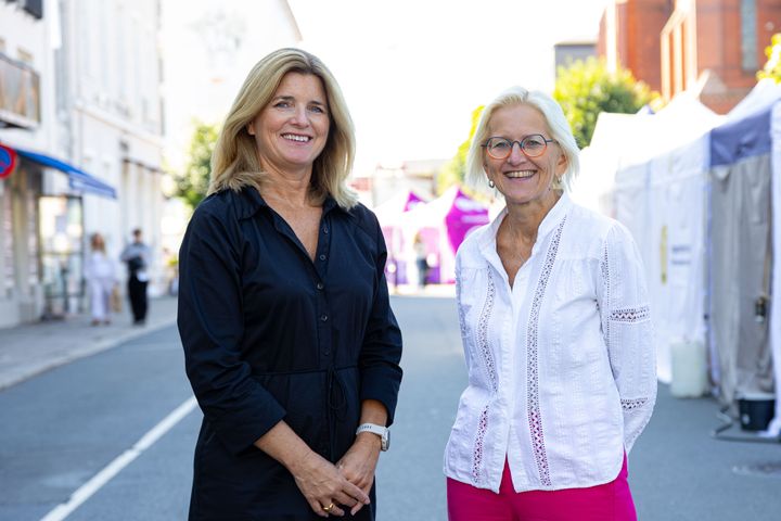Foto av skattedirektør Nina Schanke Funnemark og Karen Kvalevåg, administrerende direktør i Revisorforeningen