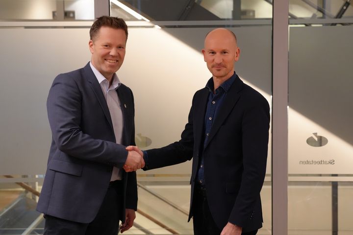 - Som en av landets største anleggsaktører har vi et tydelig ansvar for å bidra til et ryddig og seriøst arbeidsliv. Samarbeidet med Skatteetaten gir oss enda bedre verktøy til å avdekke og forebygge useriøse aktører, og til å stille krav som sikrer en seriøs og ansvarlig kontraktskjede i anleggsarbeidet, sier konsernsjef i Infra Group, Anders Høiback (til venstre). Divisjonsdirektør i Skatteetaten, Odd Woxholt, til høyre.