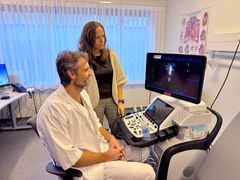 Tverrfaglig: Prosjektet er tverrfaglig og er gjennomført i tett samarbeid med ingeniørene i klinikken. Her forsker og ingeniør Solveig Fadnes.