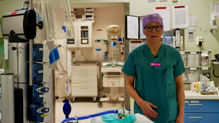 Mange fordeler: Jordmor og stipendiat Elisabeth Sæther håper at den nye metoden vil bidra til at også barn forløst med keisersnitt kan nyte godt av de dokumenterte fordelene med sen avnavling.