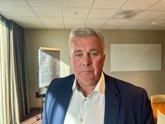 Portrettfoto av en mann som ser i kamer