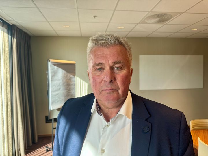 Portrettfoto av en mann som ser i kamer