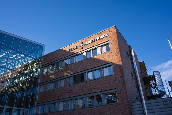 En brun murbygning med skilt som sier "Helse Midt-Norge"