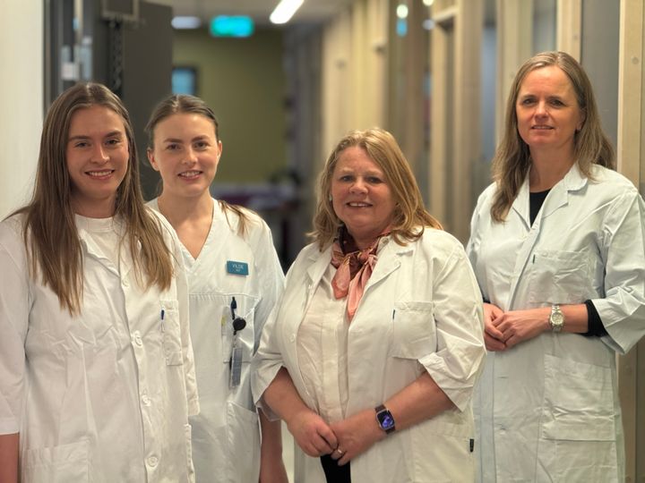 Forskningsprosjektet er den første randomiserte kliniske studien i verden på kosthold og lipødem. Ideen til prosjektet kom fra klinisk erfaring, forteller forskerne. Fra venstre: Julianne Lundanes (forsker Helse Nord-Trøndelag), Vilde Fiske Nes (klinisk ernæringsfysiolog), Siren Nymo (forsker Helse Nord-Trøndelag) og Åsne Hyldmo (overlege St. Olavs hospital).