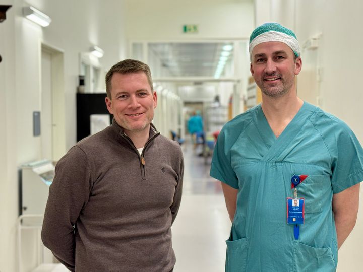 Prosjektet beskrives som en symbiose, der klinisk erfaring møter teknologisk og kommersielt utviklingsarbeid. Det har gjort det mulig å løfte idéen fra skisse til prototype, mener Terje Giske Fagerholt (t.v.). Her sammen med Yngve Sommervoll fra NTNU TTO.