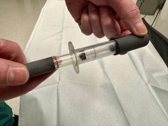 Sprøyten har et dobbeltkammersystem som injiserer gass og trekker ut luft samtidig. Det er denne mekanismen som gjør at trykket i øyet kan holdes stabilt gjennom hele prosedyren.