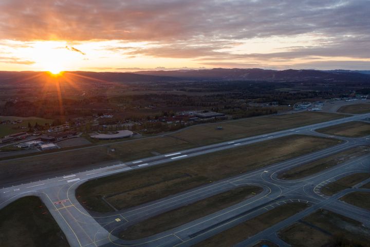 Dronebilder tatt på Oslo lufthavn april 2020.