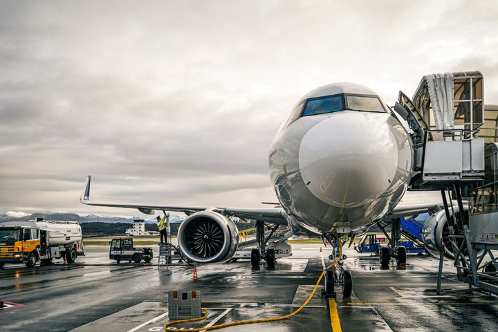Illustrasjon: SAS Airbus A320 parkert på Avinor-lufthavn (Molde Årø)