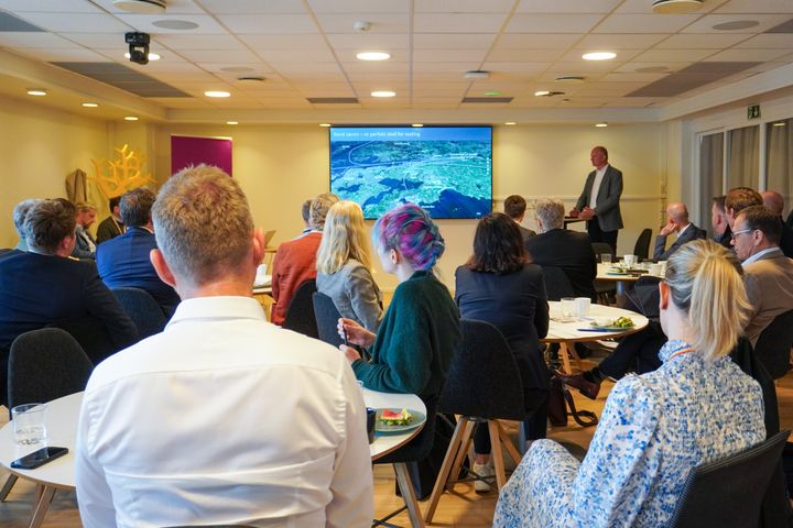 En samlet forsamling lyttet interessert når Ketil Solvik-Olsen holdt sitt innlegg. Foto: Avinor.