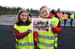 Silje Sofie Høyvog Johnsen og Thea Jakobsen og klasse 6C ved Gruben barneskole hadde med seg klassebilde for å legge i grunnsteinen.