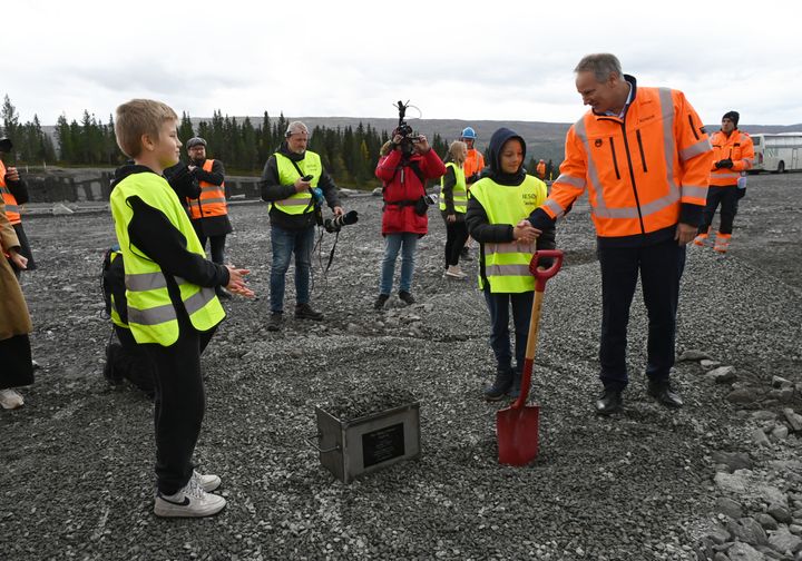 Sander Haueng Kristiansen (t.h.) og Lukas Amadeus Fenes Fagervik fra klasse 6C på Gruben barneskole var tydelig høytidsstemte da de hjalp samferdselsminister Jon-Ivar Nygård med å legge ned grunnsteinen.